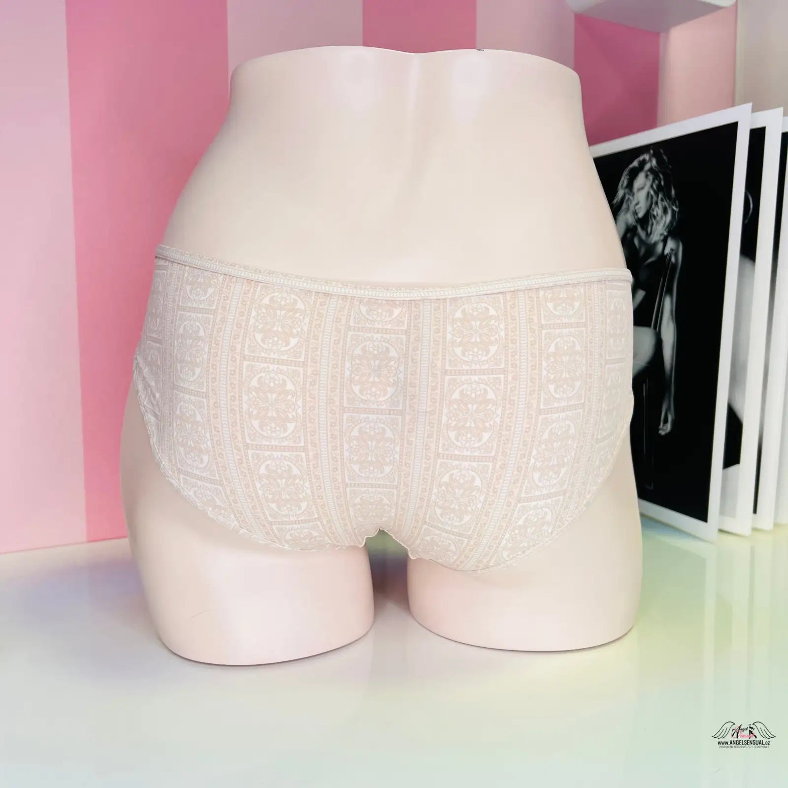 Manekýn s bílými vysokými kalhotkami Victoria’s Secret a elegantními ornamenty
