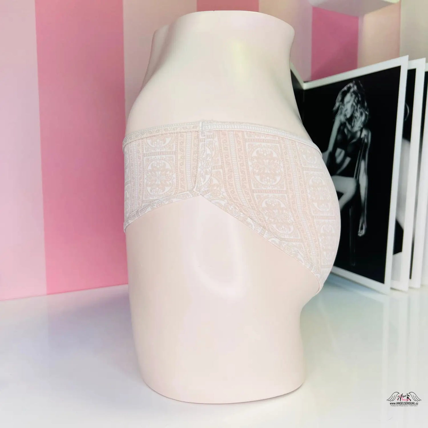 Křivka bílá keramická váza s texturovaným povrchem v elegantním stylu