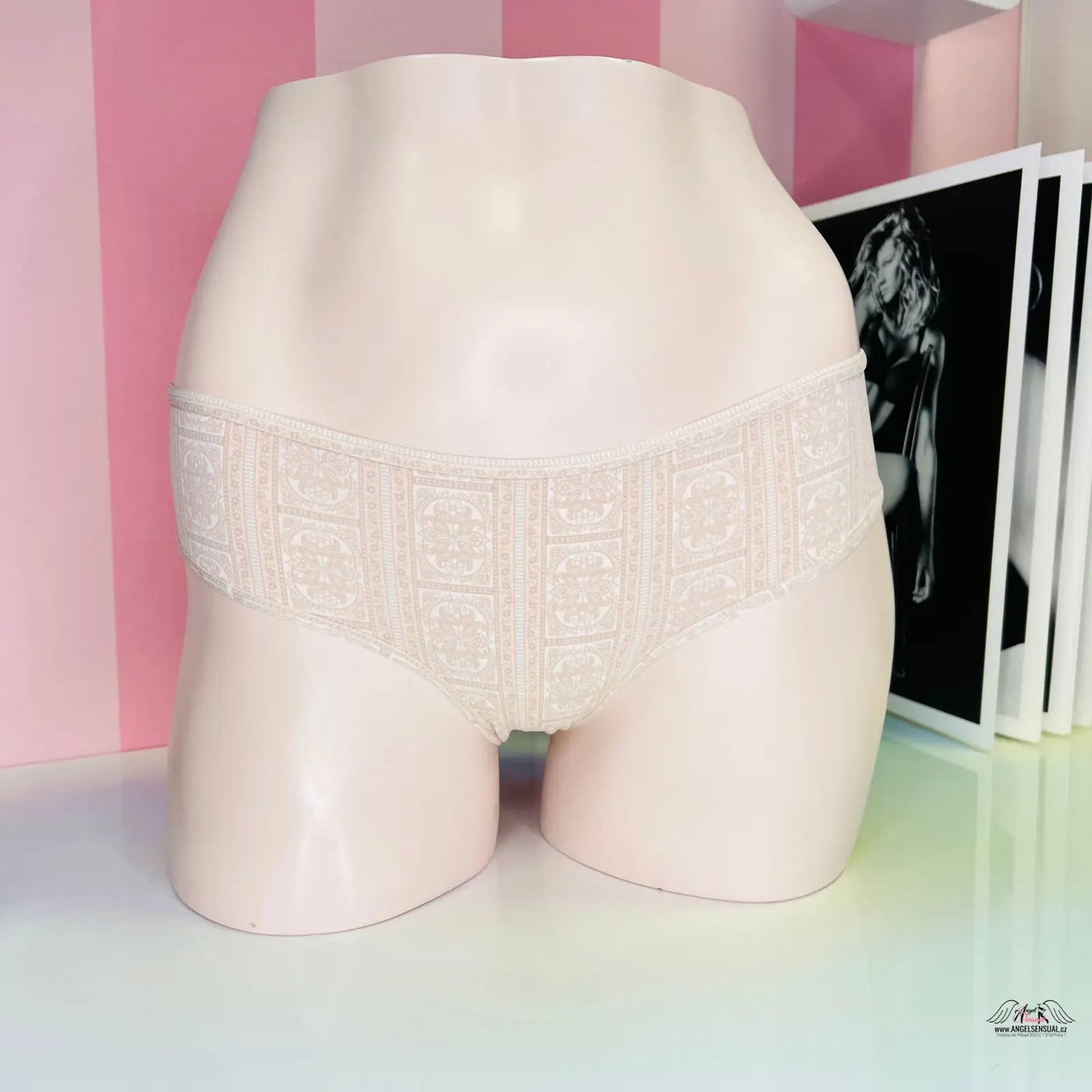 Mannequin dolní část s bílým prádlem Luxusní Jemné Kalhotky Victoria’s Secret