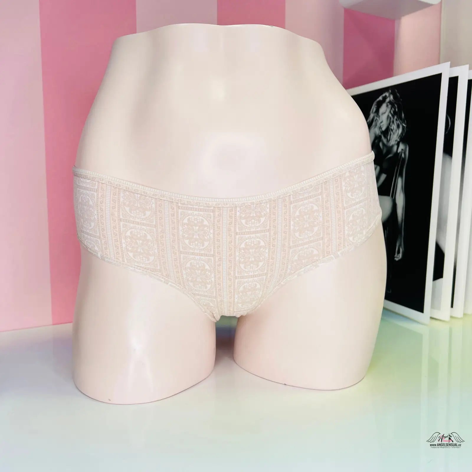 Mannequin dolní část s bílým prádlem Luxusní Jemné Kalhotky Victoria’s Secret