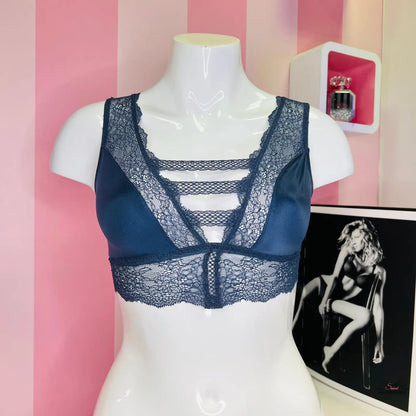 Mannequin s černobílou fotografií ženy a braletkou Agent Provocateur Luxusní Jemnost