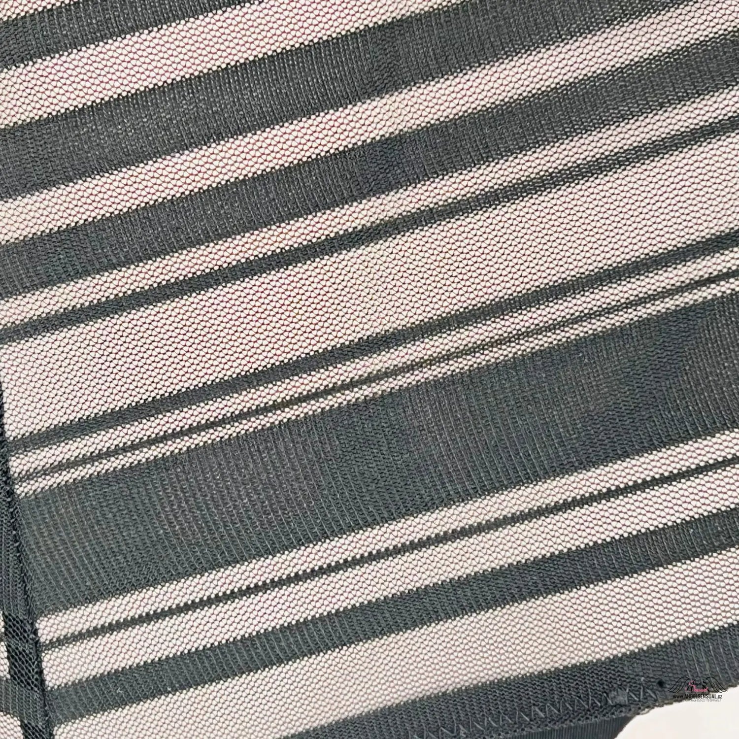 Detailní pohled na černobílou pruhovanou látku Luxusní Kalhotky