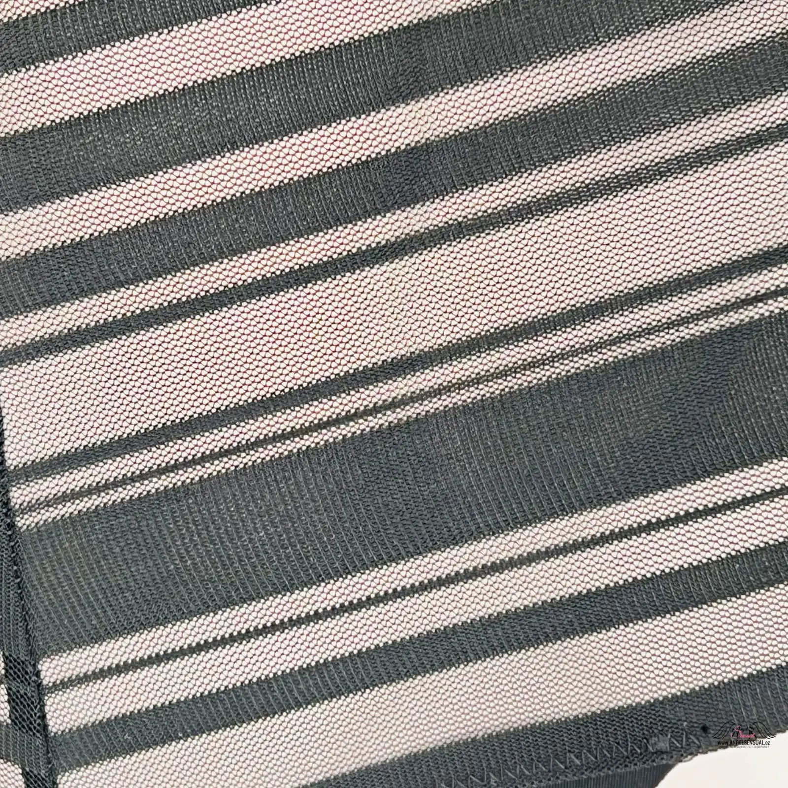 Detailní pohled na černobílou pruhovanou látku Luxusní Kalhotky