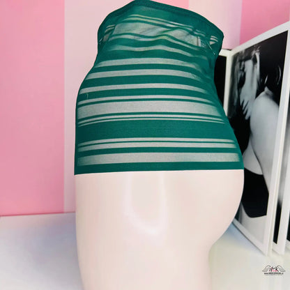 Manekýn s zelenými šaty zdůrazňuje Luxusní Kalhotky pro dokonalou eleganci