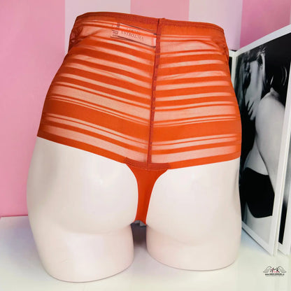 Žena v červeném bikiny na černobílém pozadí Luxusní Kalhotky vysoký pas