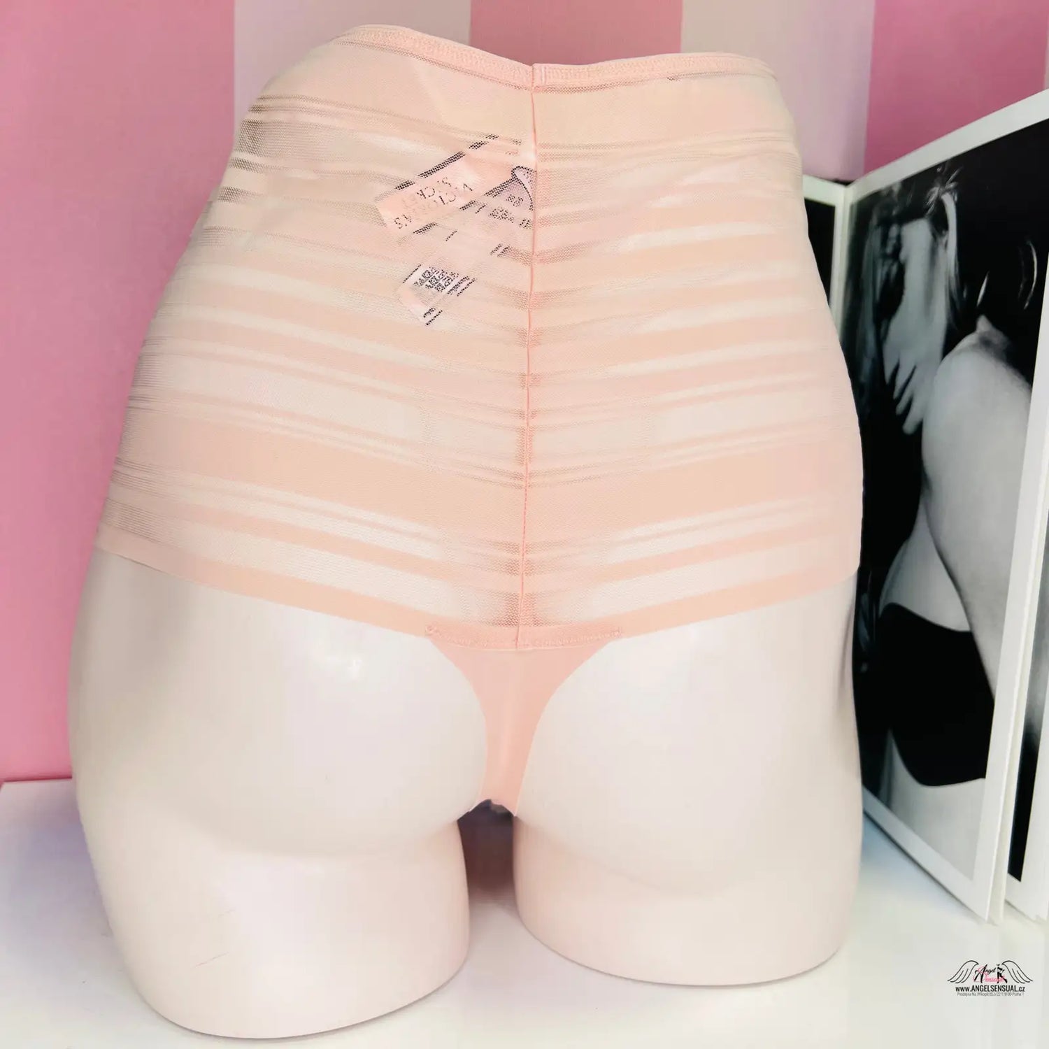Žena v růžovém spodním prádle Luxusní Kalhotky s dokonalou elegancí