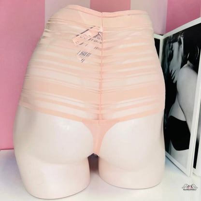 Žena v růžovém spodním prádle Luxusní Kalhotky s dokonalou elegancí