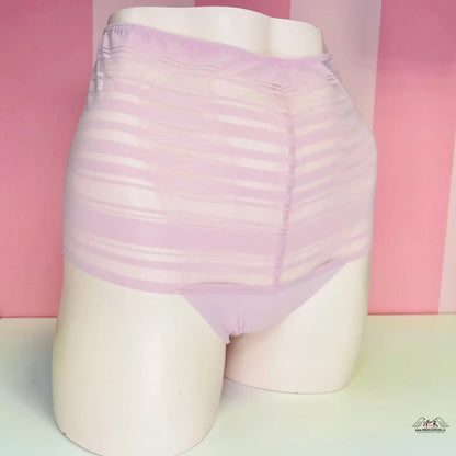 Žena v purpurových kalhotkách Luxusní Kalhotky, elegantní a smyslné