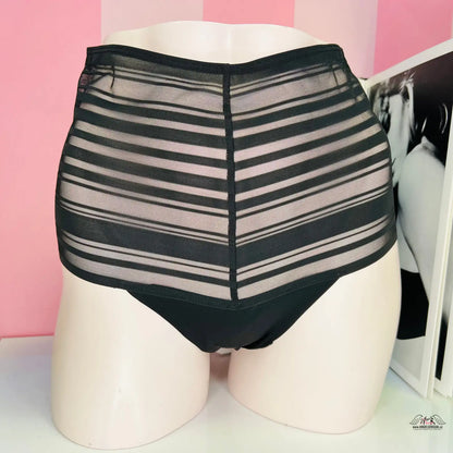 Žena v černobílých pruhovaných kalhotkách Luxusní Kalhotky elegantně vystupuje