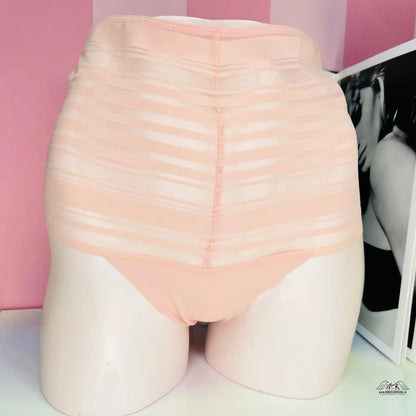 Žena v růžových kalhotkách Luxusní Kalhotky s dokonalou elegancí a smyslností