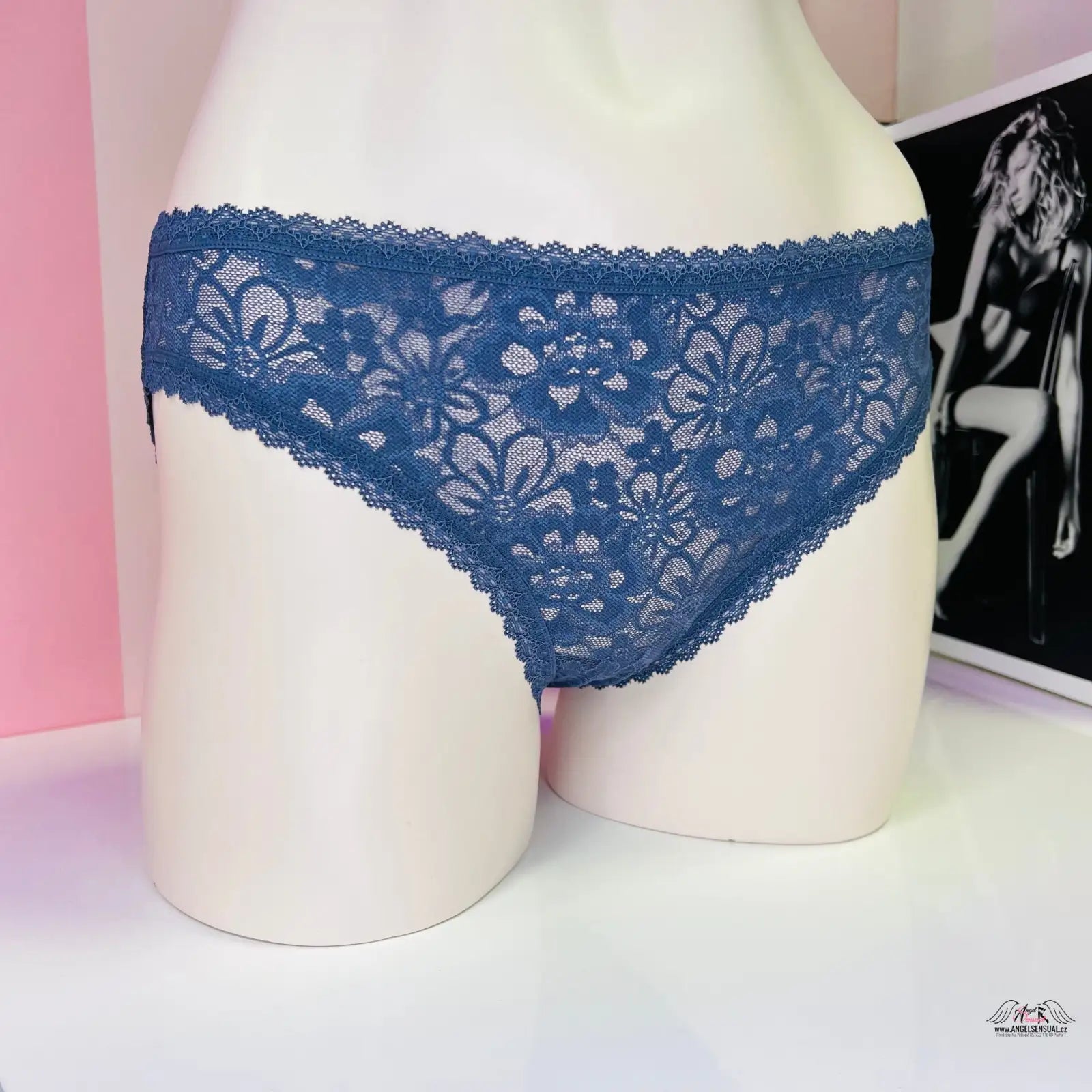 Modré krajkové bikini kalhotky s květinovým vzorem z Luxusních Kalhotek