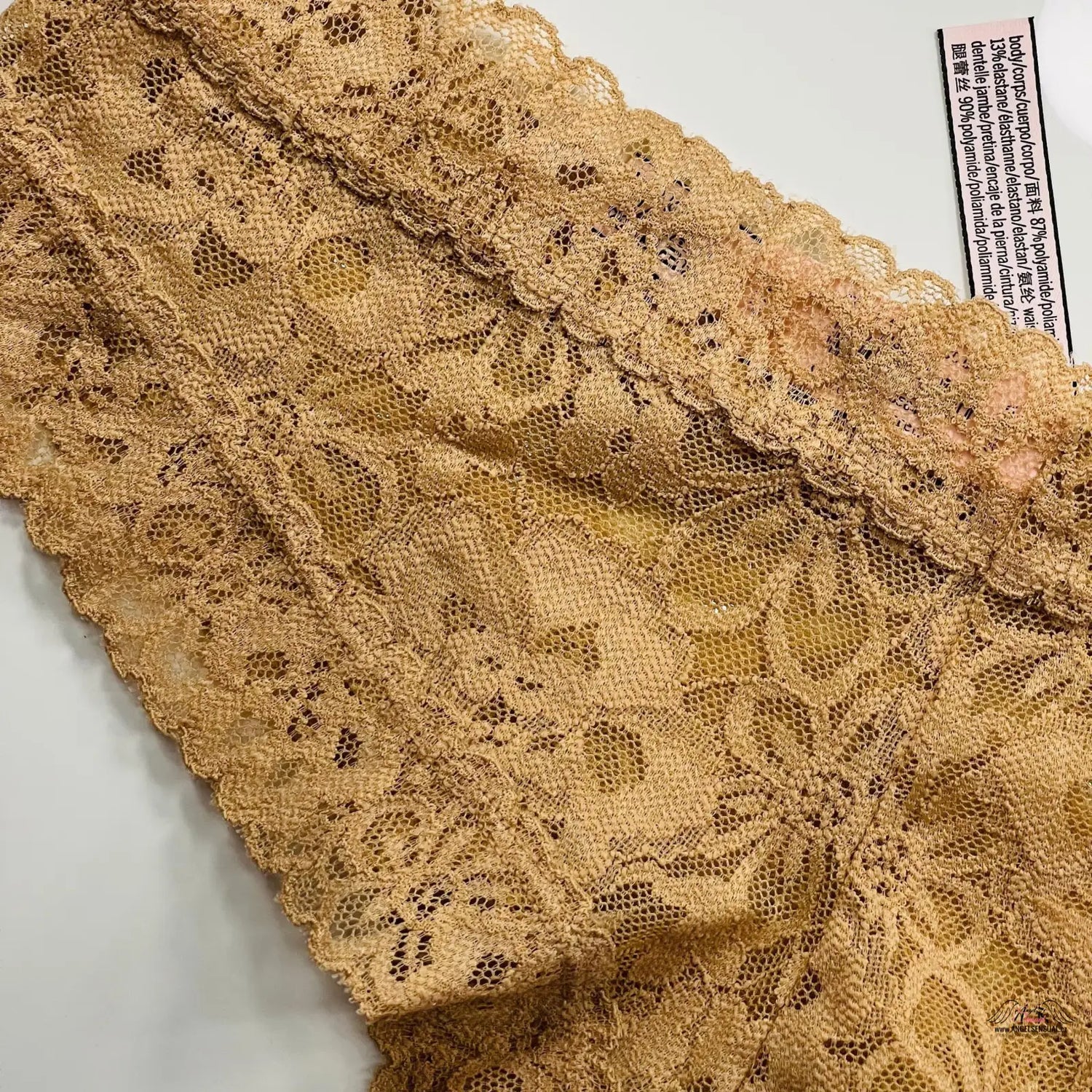 Krajka na stole ukazuje detail Luxusních Kalhotek s Krajkovým Páskem pro Každodenní Eleganci