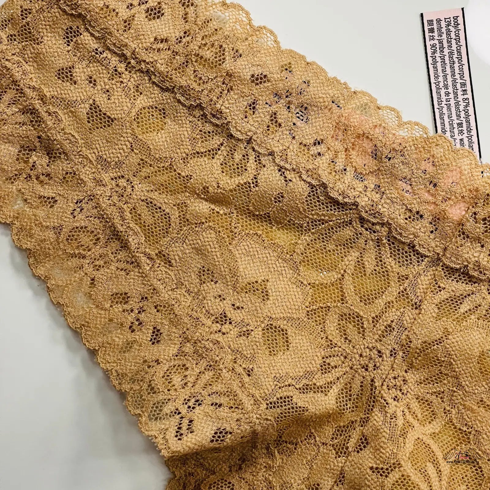 Krajka na stole ukazuje detail Luxusních Kalhotek s Krajkovým Páskem pro Každodenní Eleganci