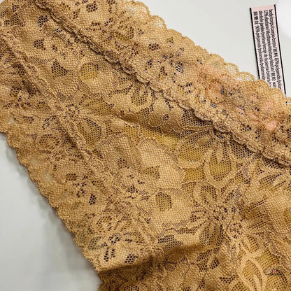 Krajka na stole ukazuje detail Luxusních Kalhotek s Krajkovým Páskem pro Každodenní Eleganci