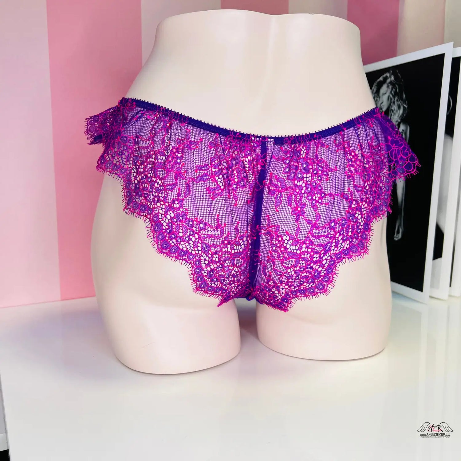 Vibrant purple lace underwear on a mannequin torso for Luxusní Kalhotky s Romantickými Volánky