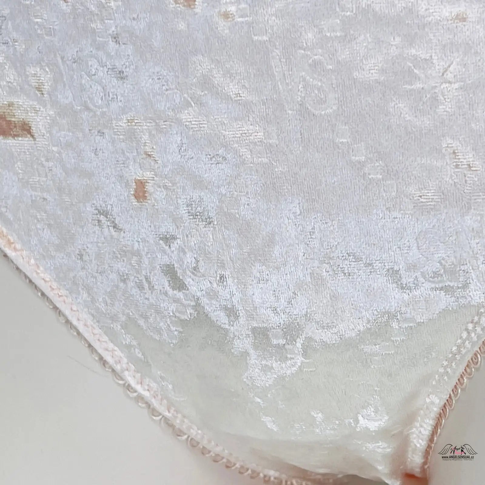 Bílá a zlatá krajka s květinovým vzorem na luxusních kalhotkách Komfort