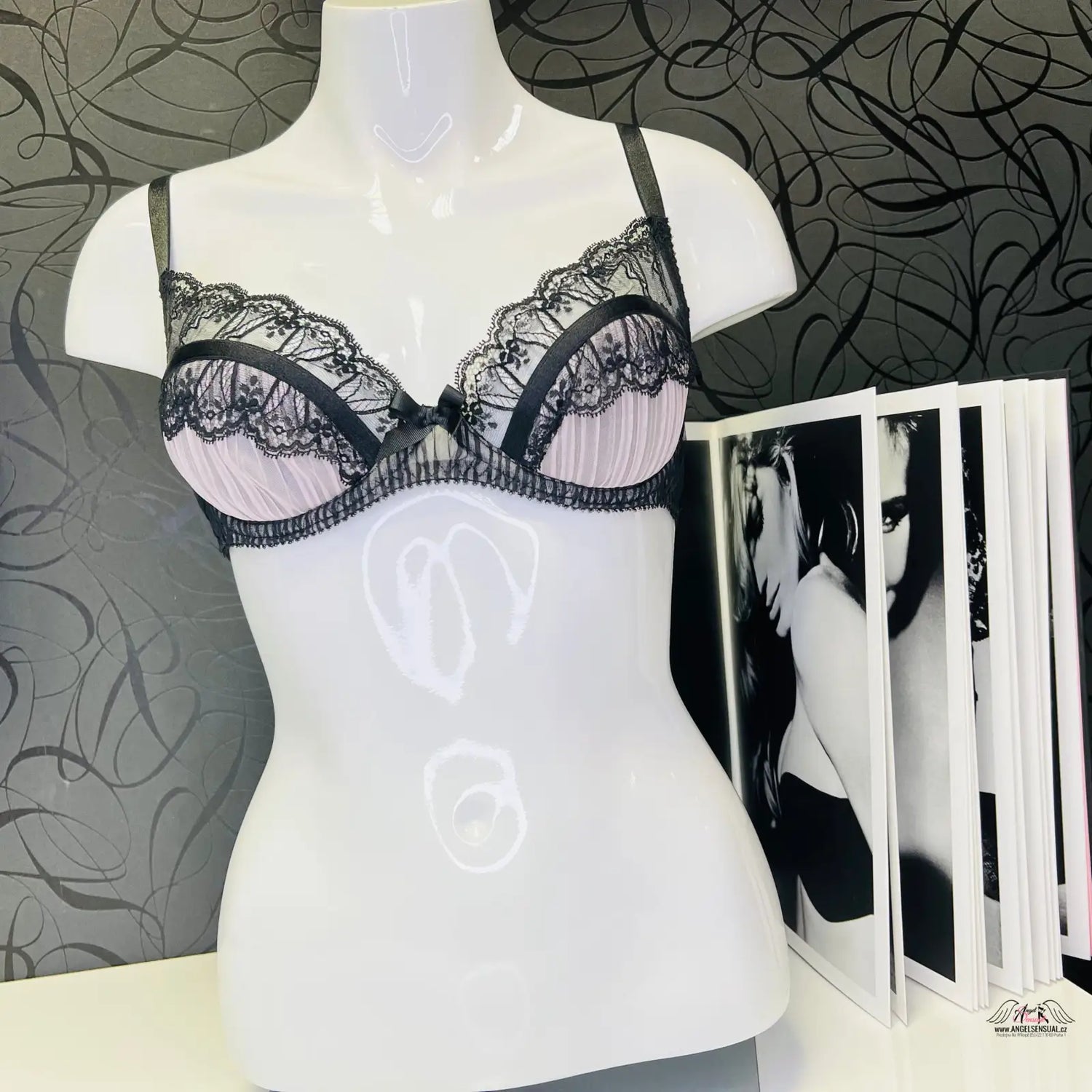 Krajková podprsenka Fifi Agent Provocateur v růžové a černé na manekýně
