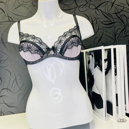 Krajková podprsenka Fifi Agent Provocateur v růžové a černé na manekýně