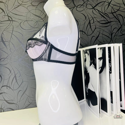 Krajková růžovo-černá podprsenka na manekýně Luxusní Krajková Podprsenka Fifi