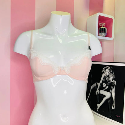 Manekýn s růžovou a bílou krajkovou podprsenkou Luxusní Krajková Podprsenka