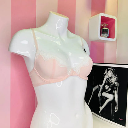 Mannequin wearing pink bra with black and white photo of Luxusní Krajková Podprsenka