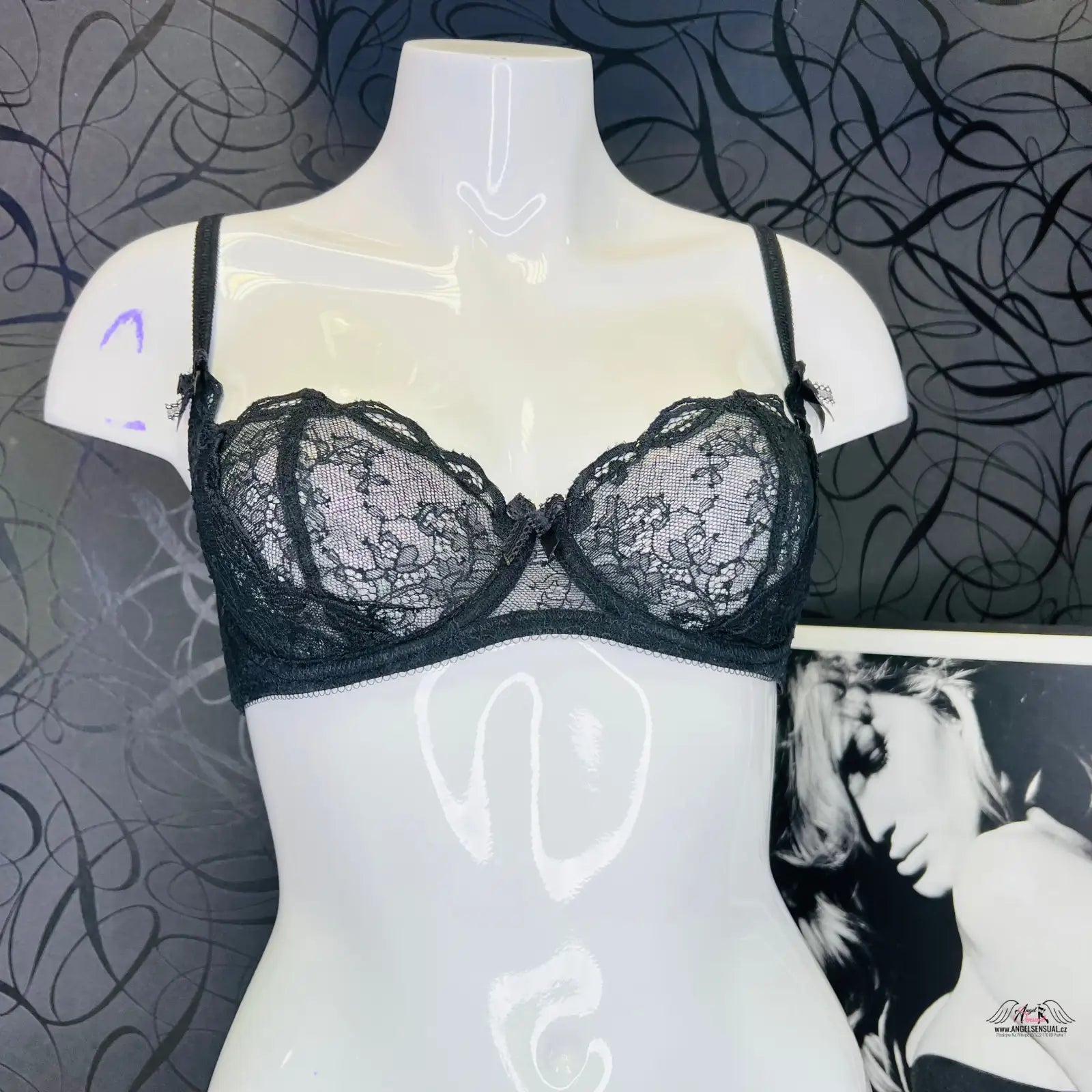 Černá krajková podprsenka Luxusní Krajková Podprsenka Love s delikátní elegancí