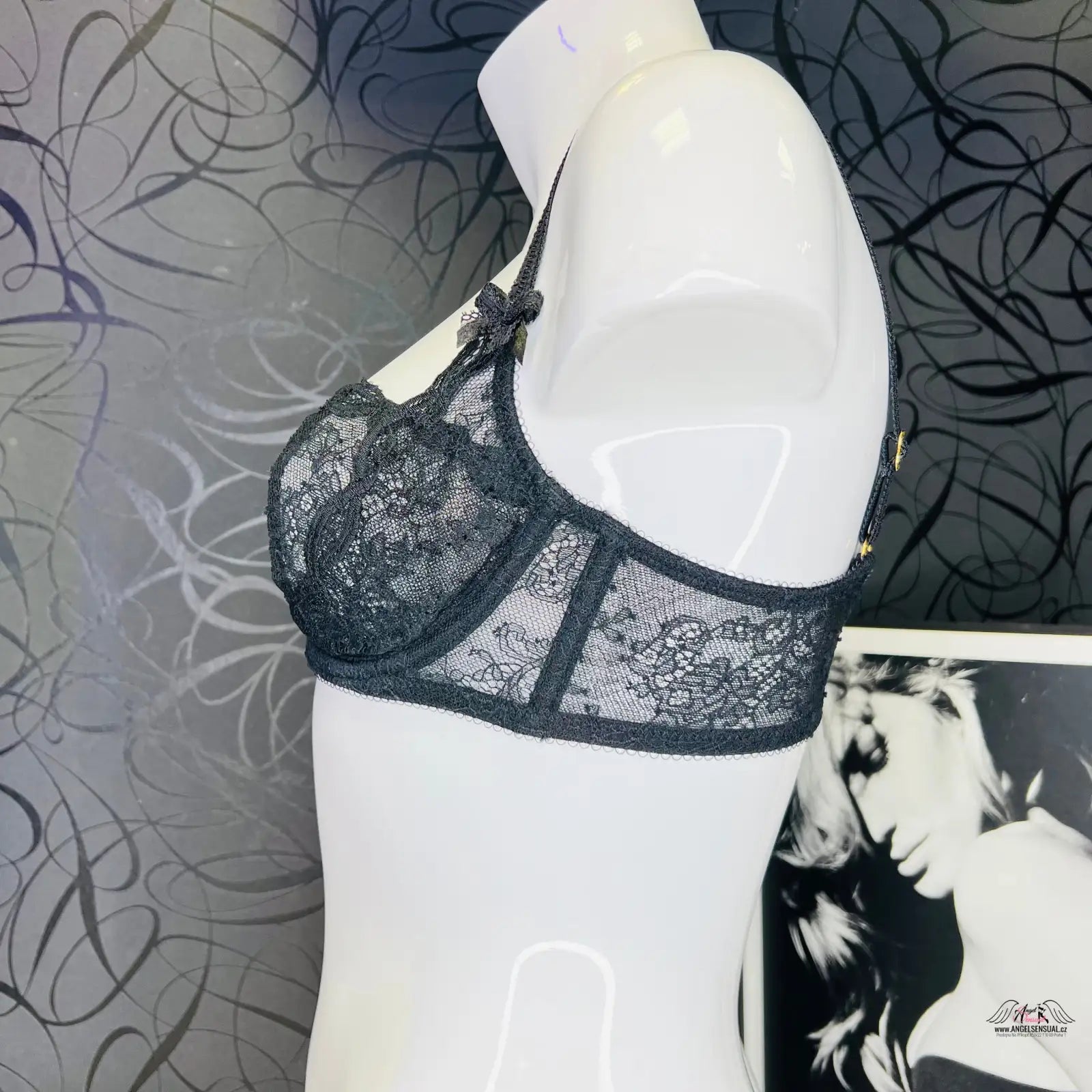 Luxusní černá krajková podprsenka Love s delikátní elegancí pro ženskou krásu