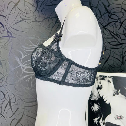 Luxusní černá krajková podprsenka Love s delikátní elegancí pro ženskou krásu