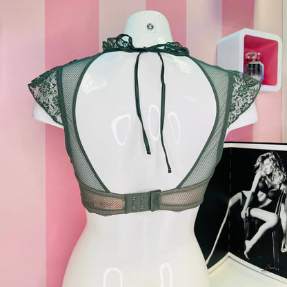 Tmavě zelená krajková a síťovaná bralette s mašlí na bílé figuríně