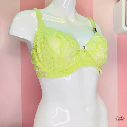 Neon žlutá krajková podprsenka na bílém manekýnu pro maximální pohodlí