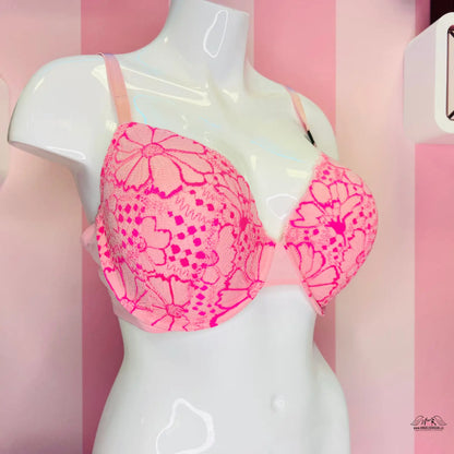 Růžová krajková podprsenka Agent Provocateur na bílém manekýnu