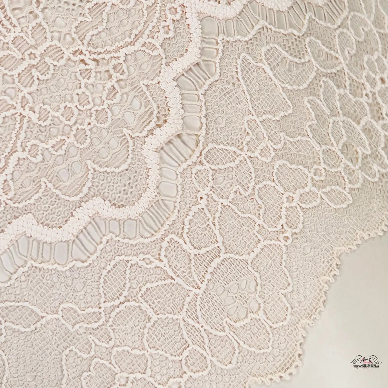 Jemná květinová krajka s detailními scalloped vzory na Luxusem Krajkovém Tangách