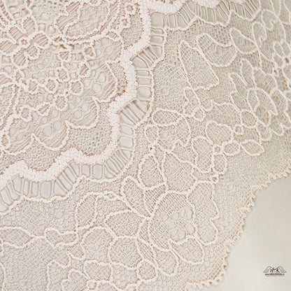 Jemná květinová krajka s detailními scalloped vzory na Luxusem Krajkovém Tangách