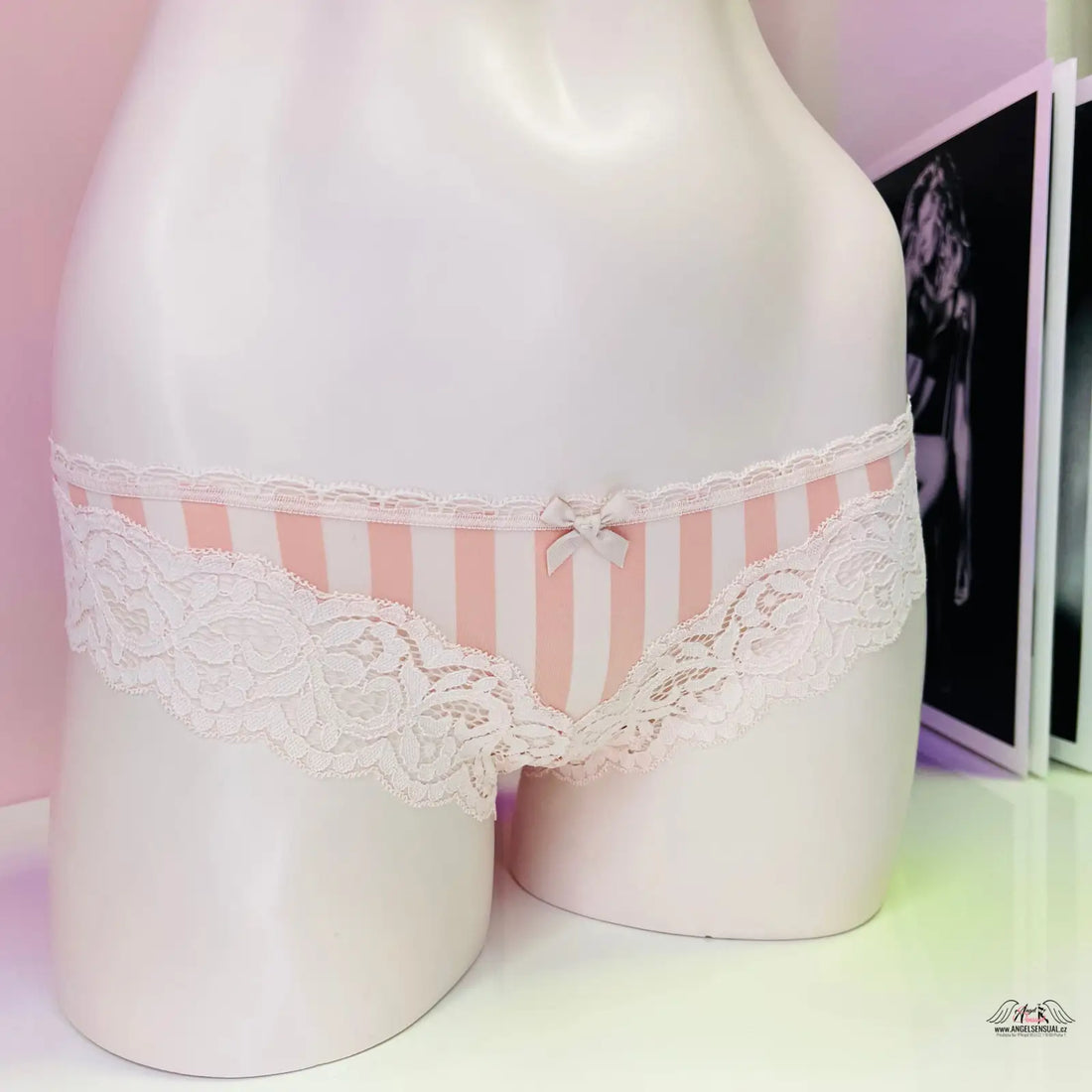 Růžové a bílé pruhované krajkové bikinové trenkové kalhotky pro elegantní styl