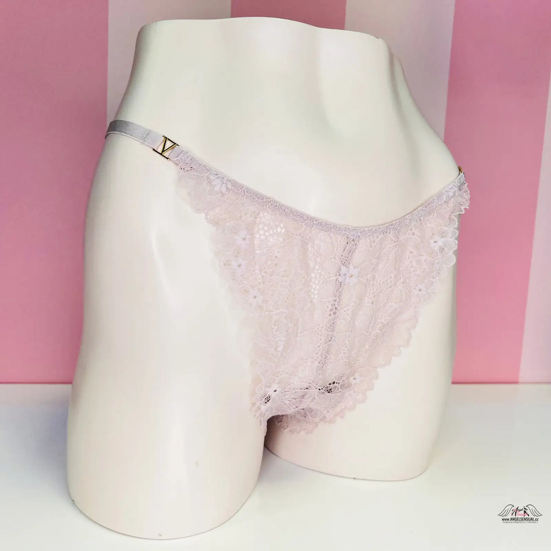 Růžové krajkové brazilky na bílém manekýně od Victoria’s Secret s elegantním zlatým doplňkem