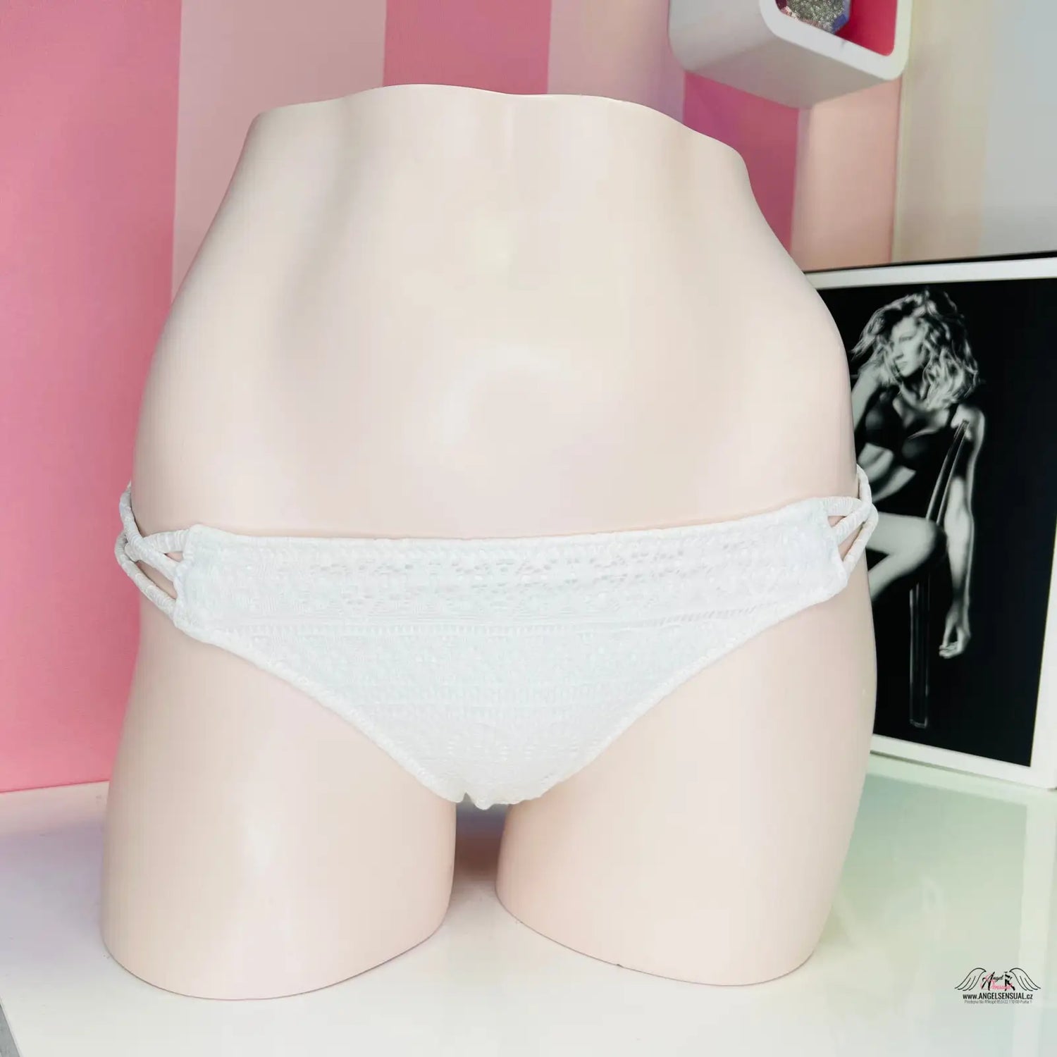 Bílé bikini kalhotky Luxusní Krajkový Spodní Díl Plavek pro Sofistikovanou Eleganci