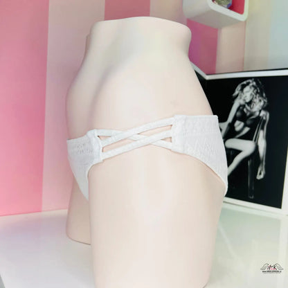 Bílé bikiny s křížovým vzorem pro sofistikovanou eleganci značky Luxusní Krajkový