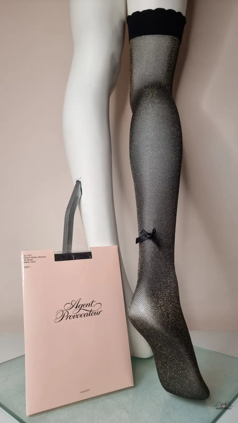 Manekénové nohy s punčochami a růžovou taškou na produktu Luxusní Nadkolenky Agent Provocateur Zazařte Nob