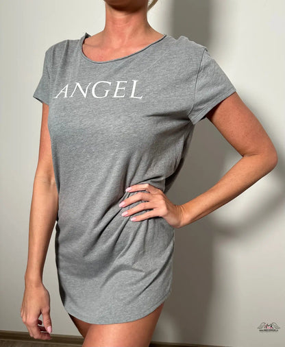 Žena v šedém tričku s nápisem angel z produktu Luxusní Noční Pohoda od Košilka