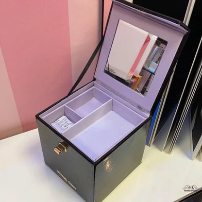 Černá krabička se zrcadlem uvnitř od Luxusní Organizér pro elegantní interiér