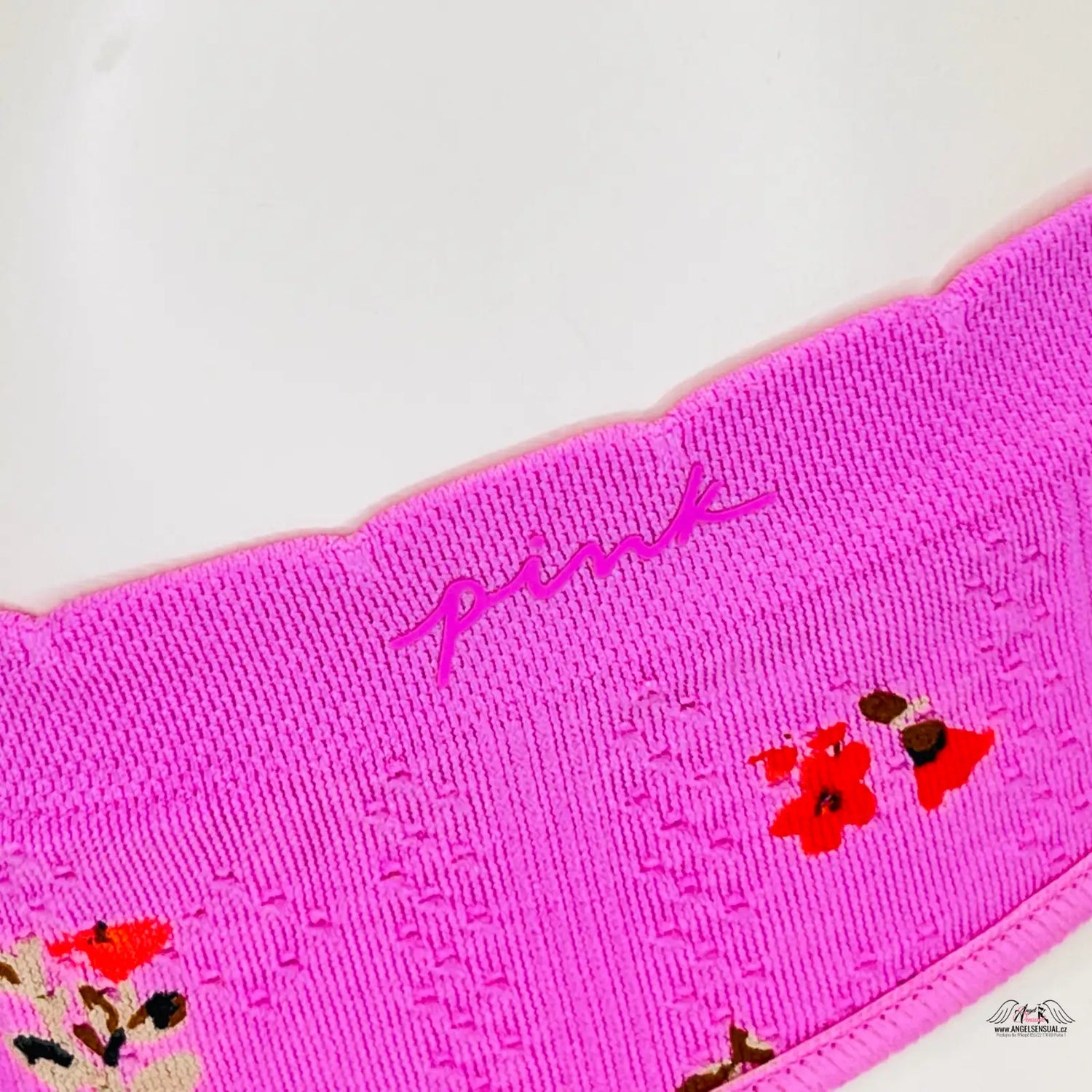 Růžový pletený hlavový pásek s květinami k produktu Luxusní Agent Provocateur