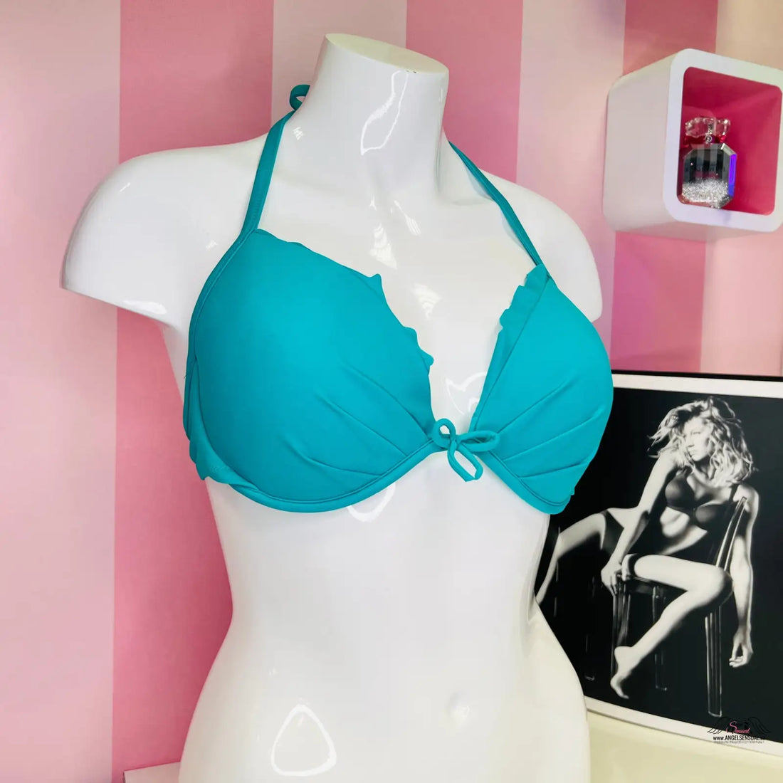 Manekýn s modrým bikini topem Luxusní Plavkový Top pro Bezchybný Styl na Pláži