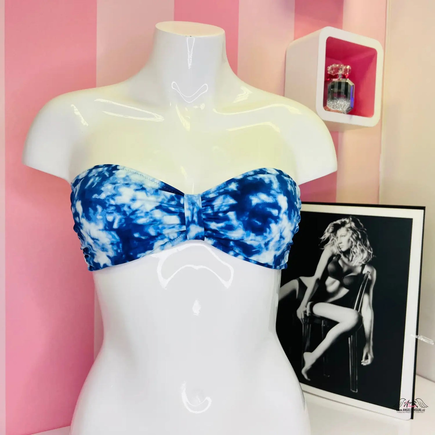 Modrý a bílý tie-dye bandeau top od PINK, luxusní plavkový top s elegancí