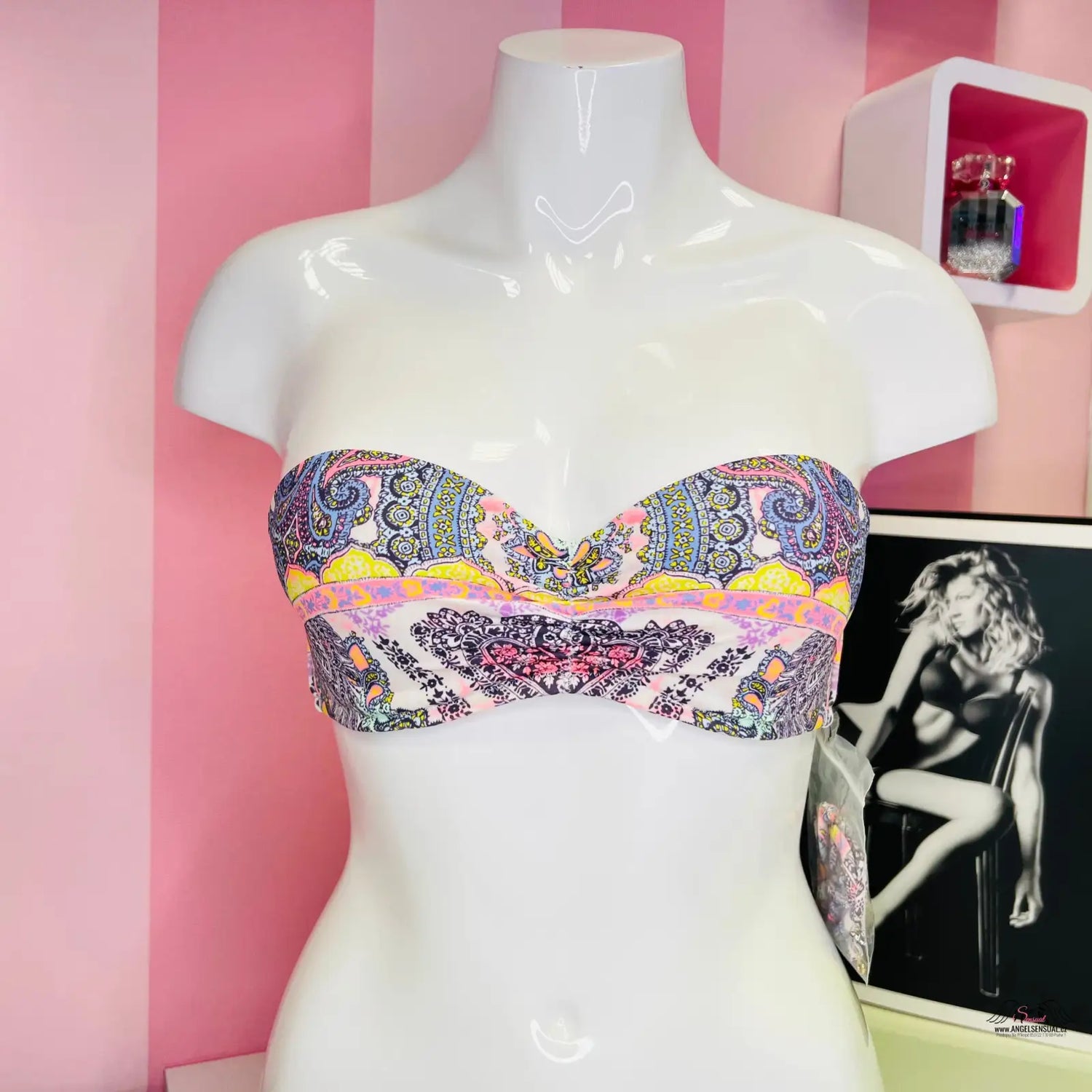 Barevný bikiny top s paisley vzorem vystavený na bílém manekýnovi