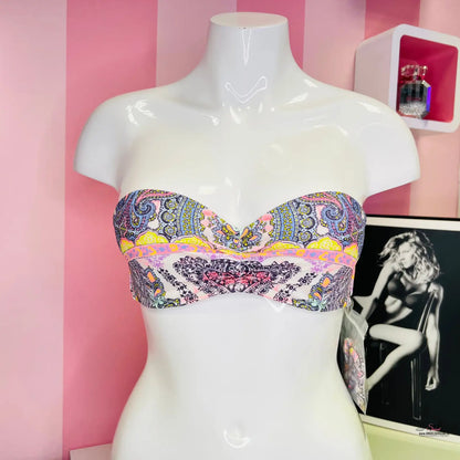Barevný bikiny top s paisley vzorem vystavený na bílém manekýnovi