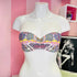 Barevný bikiny top s paisley vzorem vystavený na bílém manekýnovi