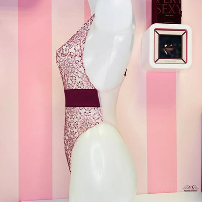 Muž s růžovo-bílou pruhovanou zdí za Luxusním Plyšovým Medvídkem od Victoria’s Secret