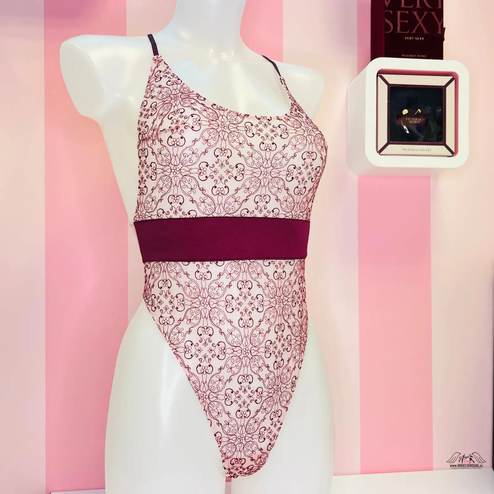 Manekýn v růžovém a bílém body na výstavě Luxusního Plyšového Medvídka Victoria’s Secret