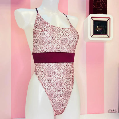 Manekýn v růžovém a bílém body na výstavě Luxusního Plyšového Medvídka Victoria’s Secret