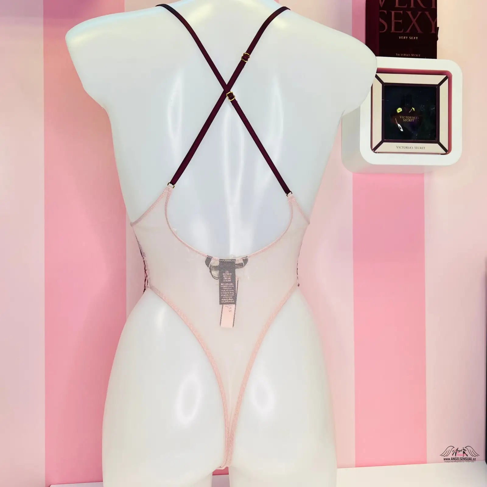 Bílá figurína s růžovým a černým postrojem od Victoria’s Secret na produktu Luxusní Plyšový Medvídek